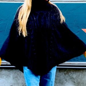 🖤PONCHO🖤 Black Knit Pom Pom Poncho in Excellent Condition 🖤 NICE and SOFT🖤